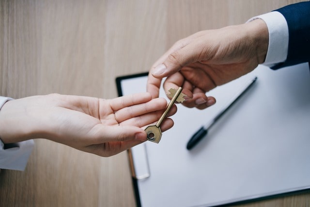 estate planning attorney - House key transfer min estate planning attorney - House key transfer min